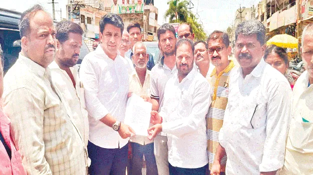 చిరు వ్యాపారుల సమస్యలు పరిష్కరిస్తాం