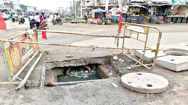 పనులు పూర్తిచేశారు.. పలకలు మరిచారు