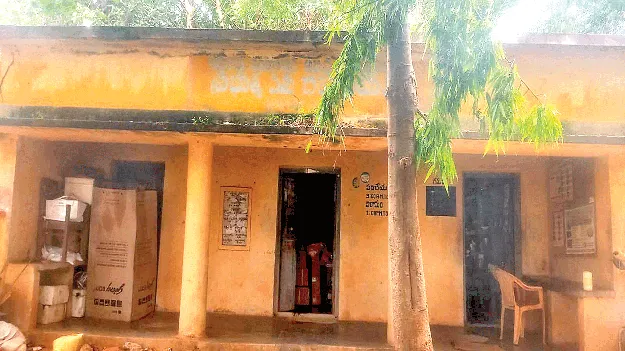 నిర్వహణకు నోచుకోక.. సిబ్బంది లేక