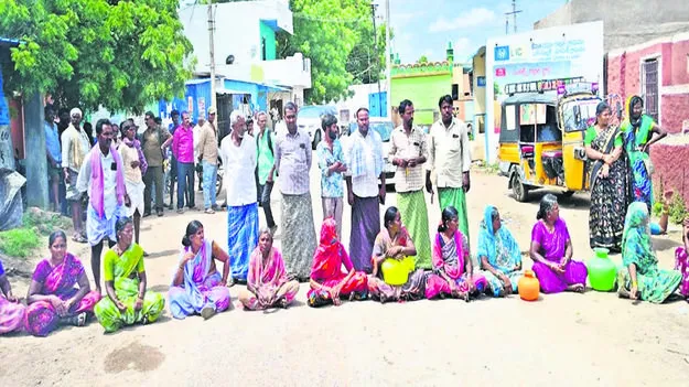 WATER: తాగునీటి కోసం ఆందోళన 