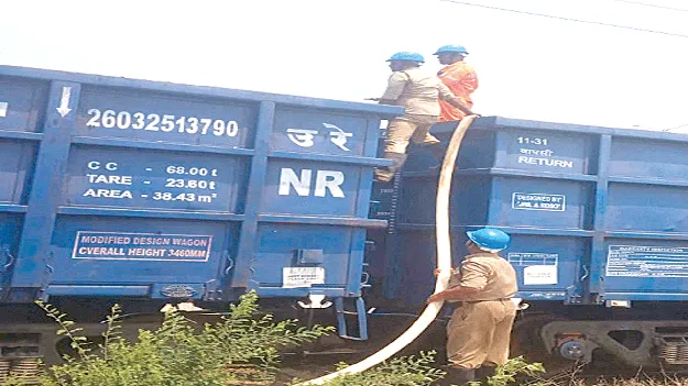 గూడ్స్‌ రైలులో మంటలు