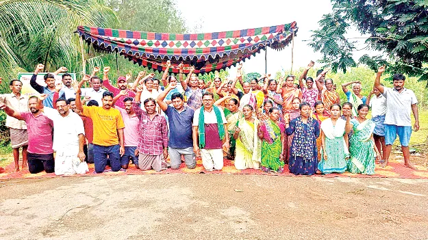 మోకాళ్లపై గిరిజనుల నిరసన