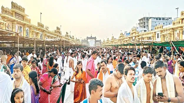 మంత్రాలయంలో పోటెత్తిన భక్తులు 