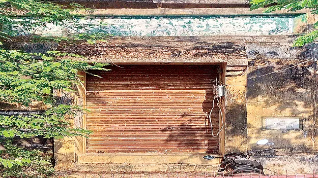 పైకప్పు పెచ్చులూడి.. గోడలు బీటలు వారి