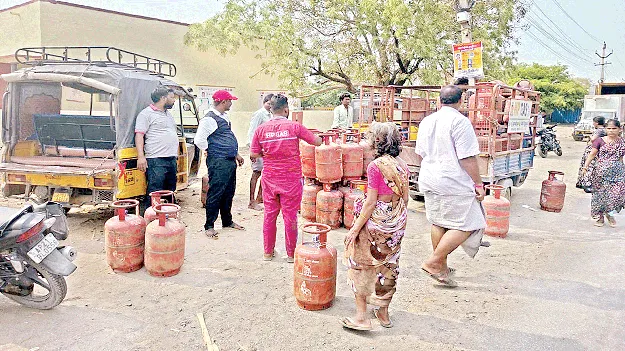 సామాన్యులకు తప్పని గ్యాస్‌ కష్టాలు