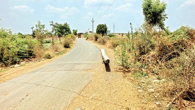  రహదారిపై విద్యుత్‌ స్తంభాలు 