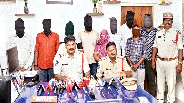 నకిలీ పత్రాలతో భూకబ్జా