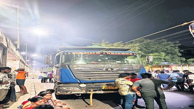 టిప్పర్‌ లారీ బీభత్సం