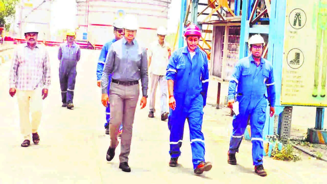 JC: ఐఓసీ డిపోను తనిఖీ చేసిన జేసీ