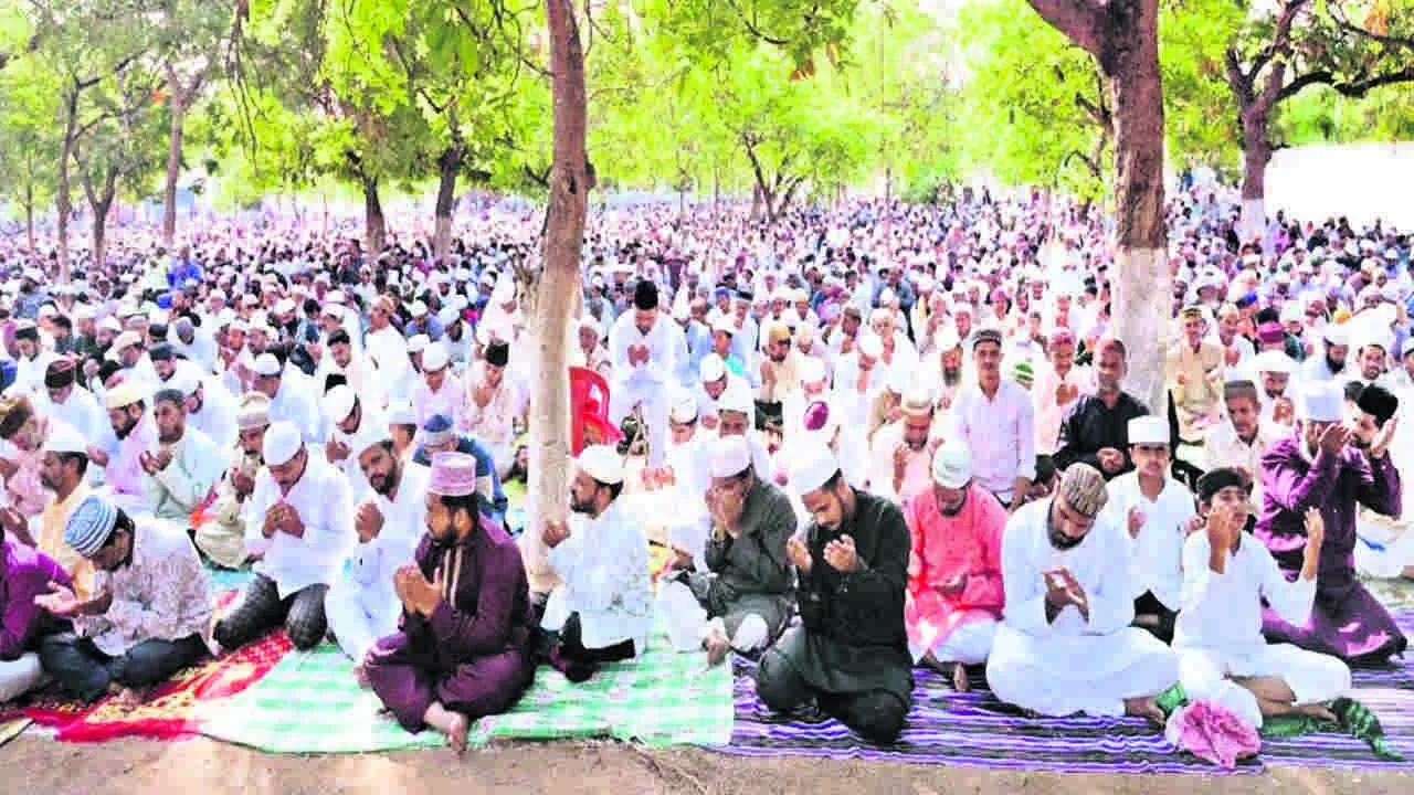 FESTIVAL: ఘనంగా బక్రీదు వేడుకలు