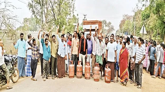 గ్యాస్‌ కోసం ధర్నా