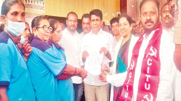 కాంట్రాక్టు కార్మికుల పెండింగ్‌ వేతనాలు చెల్లించాలి