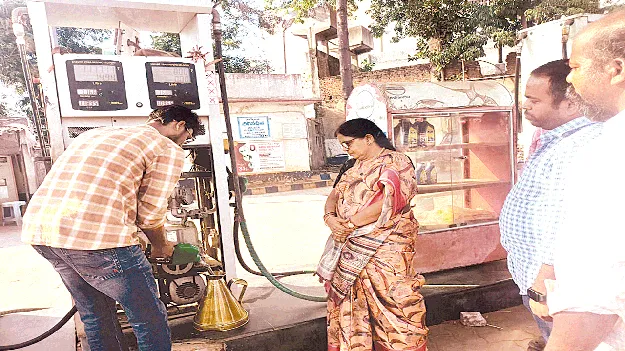 పెట్రోల్‌ బంకులో తనిఖీలు 