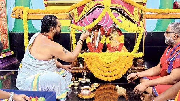 వైభవంగా స్వామి, అమ్మవార్ల పల్లకీ సేవ