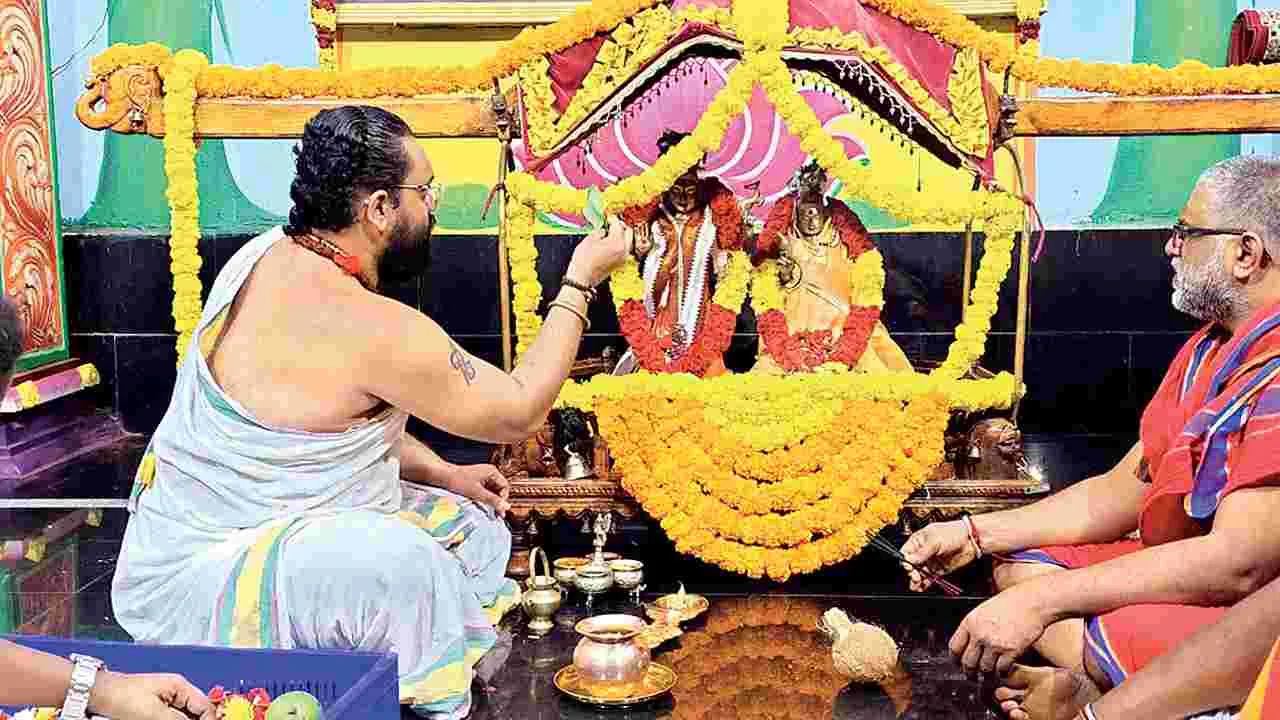 వైభవంగా స్వామి, అమ్మవార్ల పల్లకీ సేవ