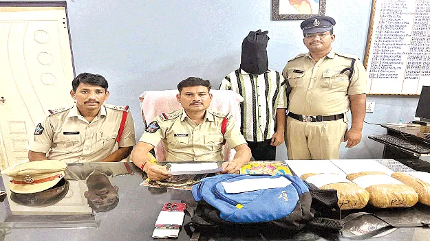 13 కిలోల గంజాయితో ముగ్గురి అరెస్టు