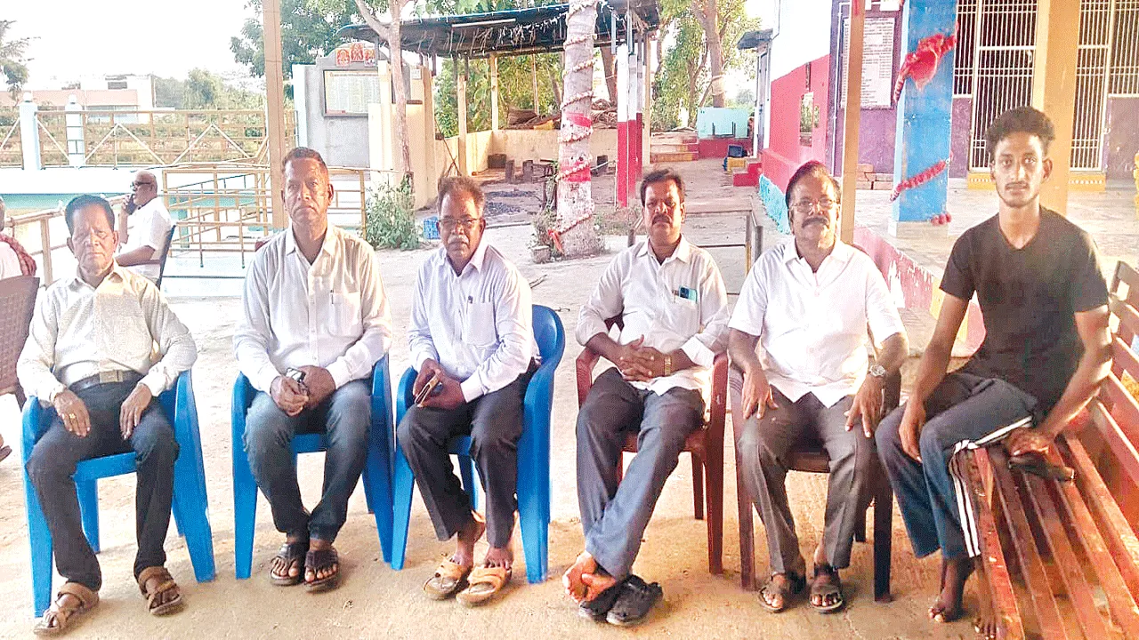 ప్రభుత్వ భూములు అప్పగిస్తే ఉద్యమం