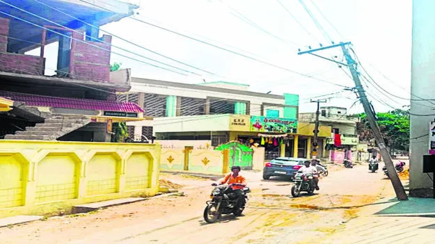 POLE: కూలేందుకు సిద్ధంగా విద్యుత స్తంభం