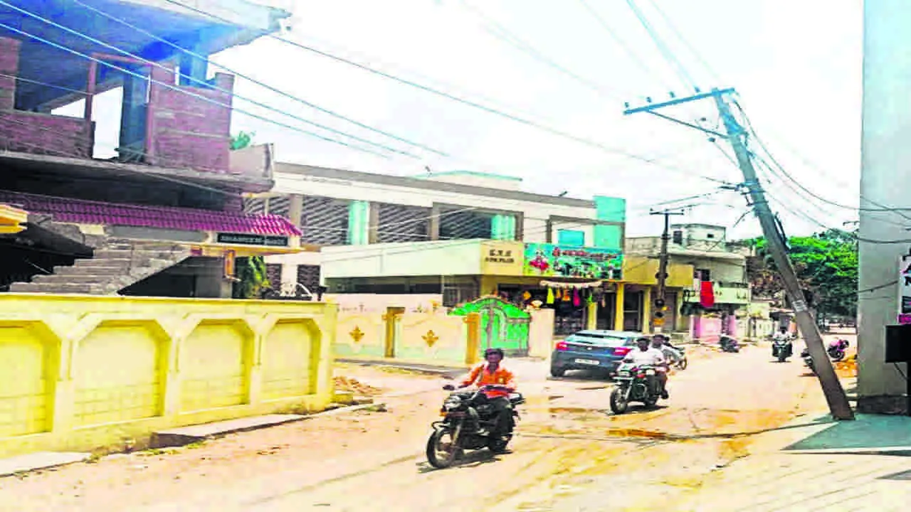 POLE: కూలేందుకు సిద్ధంగా విద్యుత స్తంభం