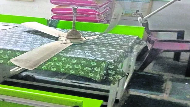 SCHOOL: పాఠశాలలో విరిగి పడిన ఫ్యాన