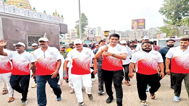 If you participate in the Olympics, the whole world watches. ఒలింపిక్స్‌లో పాల్గొంటే ప్రపంచమే చూస్తుంది
