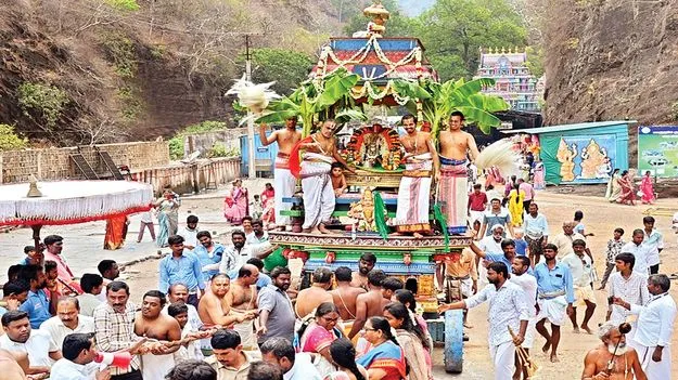 వైభవంగా అహోబిలేశుడి రఽథోత్సవం 