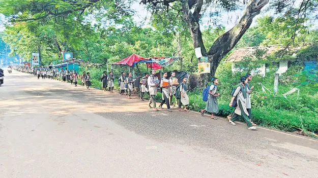 విద్యార్థినులకు నడకయాతన