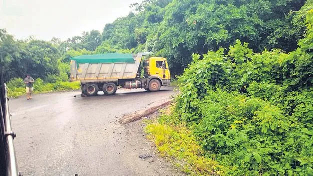 లంబసింగి ఘాట్‌లో ట్రాఫిక్‌కు అంతరాయం