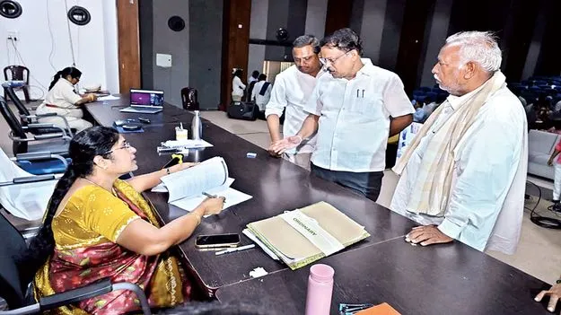 సమస్యలను ఎప్పటికప్పుడు పరిష్కరించాలి 