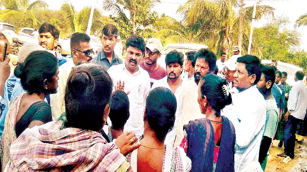 భూ ఆక్రమణలను అడ్డుకోండి