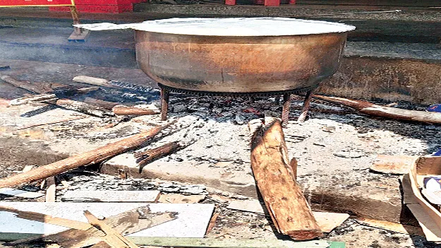 గ్యాస్‌ రాదు.. కట్టెలు లేవు