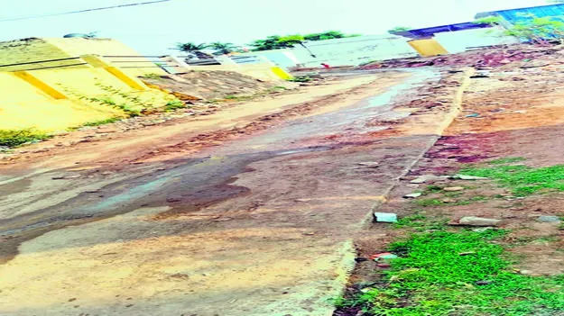 ROAD: సీసీ రోడ్ల నిర్మాణంలో నిర్లక్ష్యం