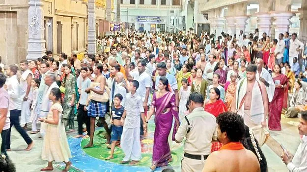 శ్రీమఠంలో భక్తుల కోలాహలం