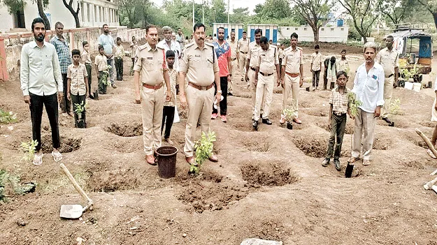 ప్రజల్లో గౌరవం పెంచేలా పని చేయండి 