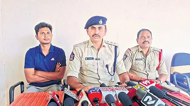 వీడిన యువకుడి హత్య కేసు మిస్టరీ