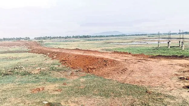 సాగునీటి చెరువు ఆక్రమణ