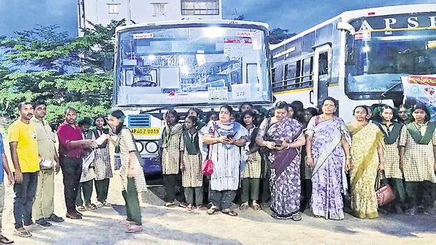 భోగాపురానికి 130 బస్సుల్లో విద్యార్థుల తరలింపు 