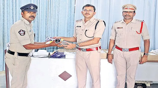 పోలీస్‌ సిబ్బందికి సమ్మర్‌ కిట్లు పంపిణీ 