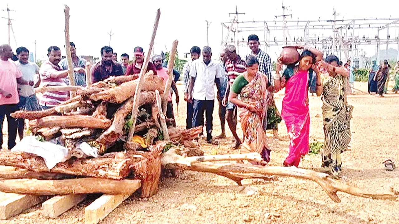 భర్తకు తలకొరివి పెట్టిన భార్య