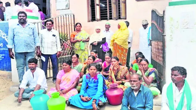 WATER: తాగునీటి కోసం ఆందోళన