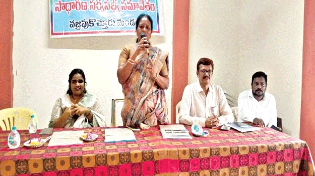 విద్యార్థులకు యూనిఫాం ఎప్పుడిస్తారు?