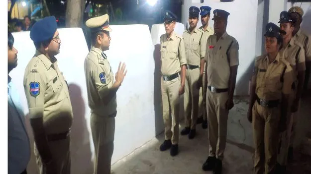 పోలీసులు జవాబుదారీ తనంతో పని చేయాలి