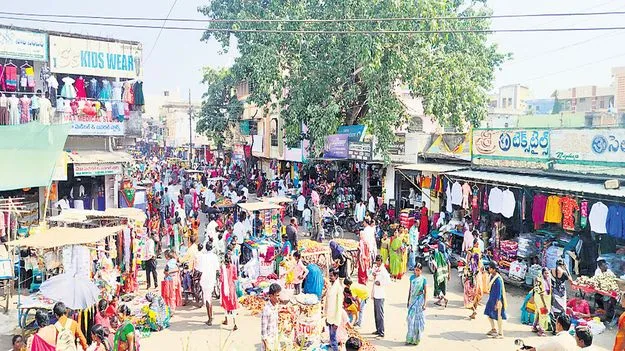 ఇరుకు రోడ్లు.. వాహనాల రద్దీ