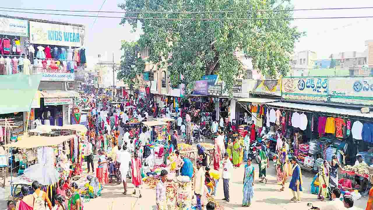 ఇరుకు రోడ్లు.. వాహనాల రద్దీ