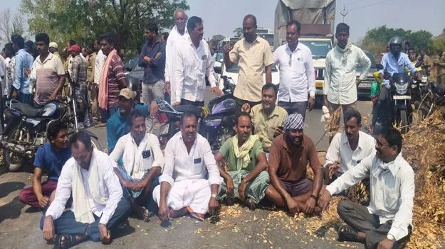 ధాన్యం కొనడం లేదంటూ రైతుల రాస్తారోకో 