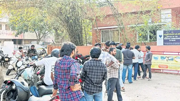 నిరుద్యోగులకు వల