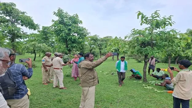  అటవీ అధికారులను అడ్డుకుంటున్న ఆదివాసీలు 