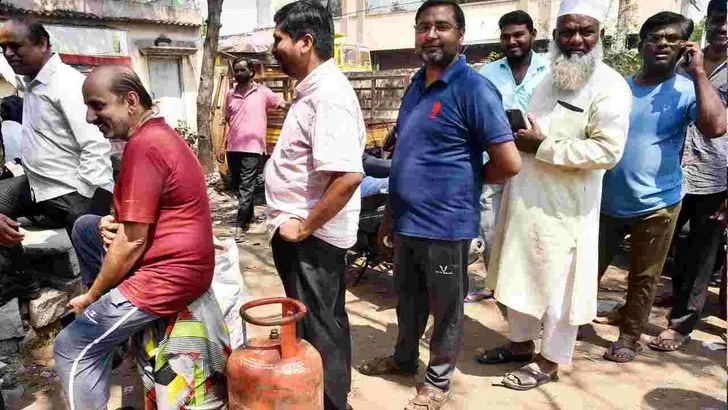 సికింద్రాబాద్‌లో పెట్రోల్, గ్యాస్ కష్టాలు.. క్యూలైన్‌లో బారులు తీరిన జనం
