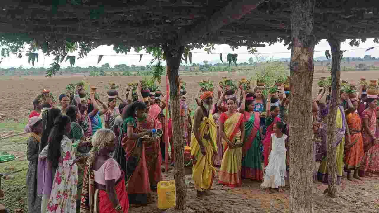 Kumram Bheem Asifabad:  బోనం సమర్పించి.. మొక్కులు చెల్లించి