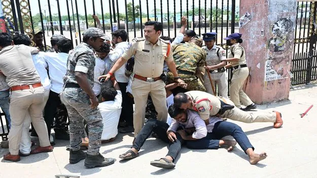  Karimnagar:   డీఈవో కార్యాలయం ముట్టడికి ఏబీవీపీ యత్నం 